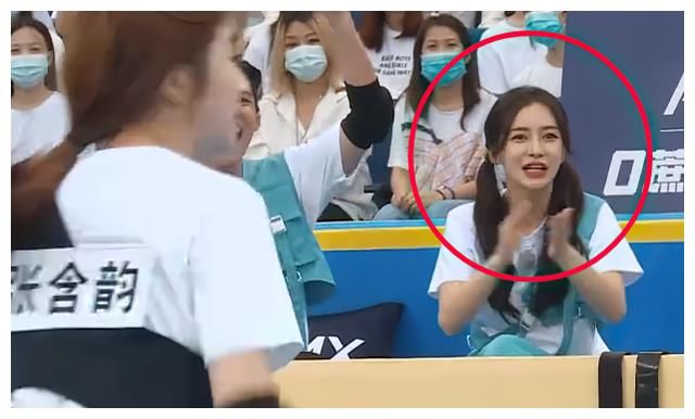 奔跑吧：baby过完32岁，上节目坐姿都变了，这真不怕被笑话？