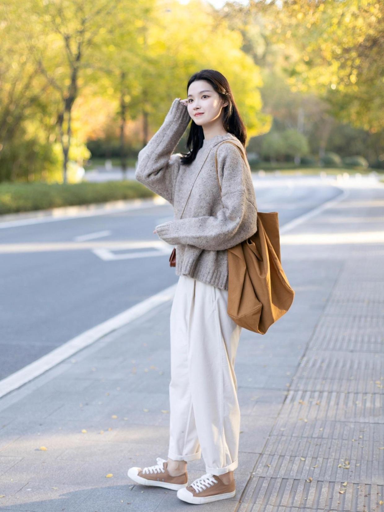 领口 优雅女人的天花板穿搭你get了吗?氛围感毛衣搭配,让你秀出优雅好气质