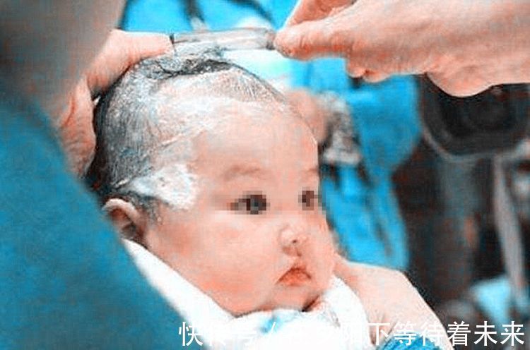 孩子|孙子满月被奶奶剃成光头,头发再也没长出来,医生怒斥家长无知