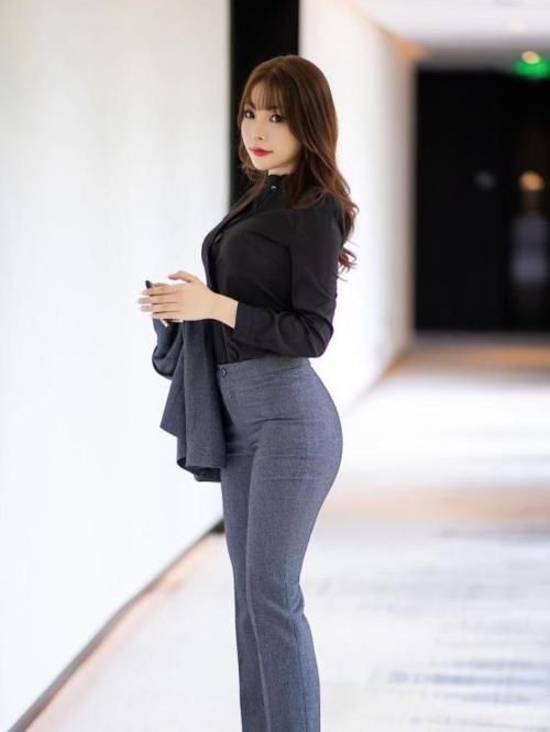 美女穿搭:黑色正装很有气质搭,尽显精致干练,身姿摇曳
