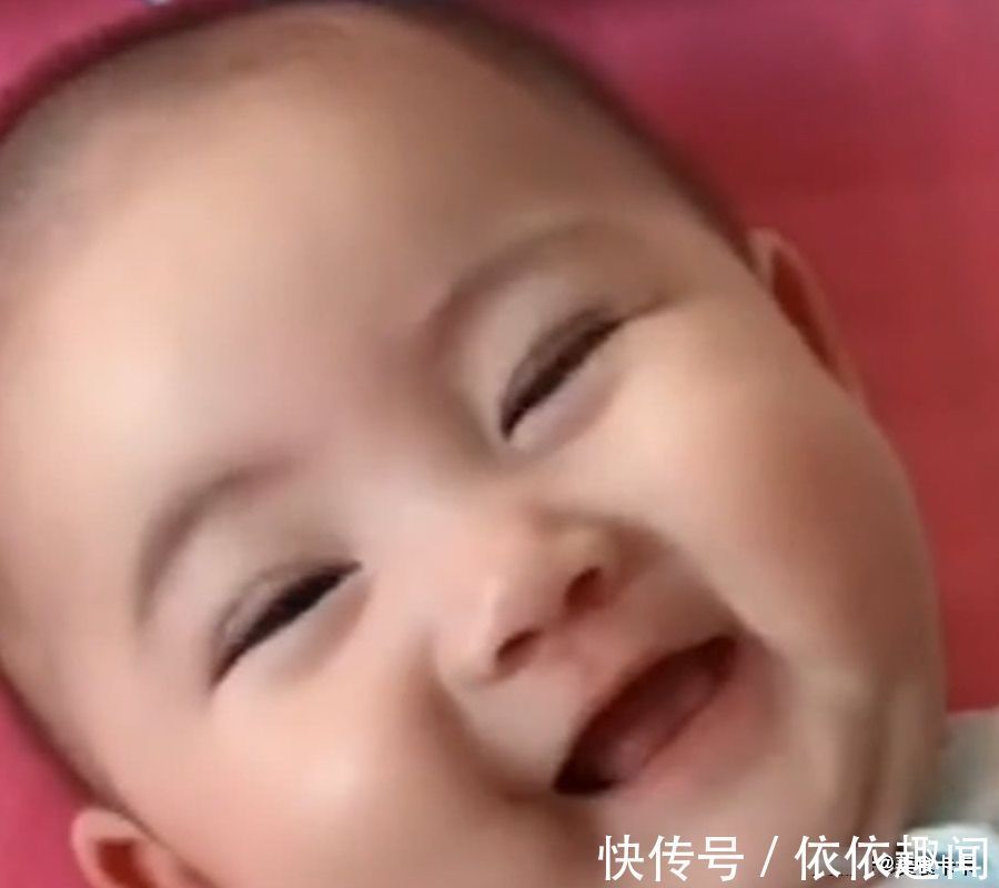 宝宝|宝宝睡醒后不闹，看着妈妈笑个不停，妈妈的心都要被萌化了