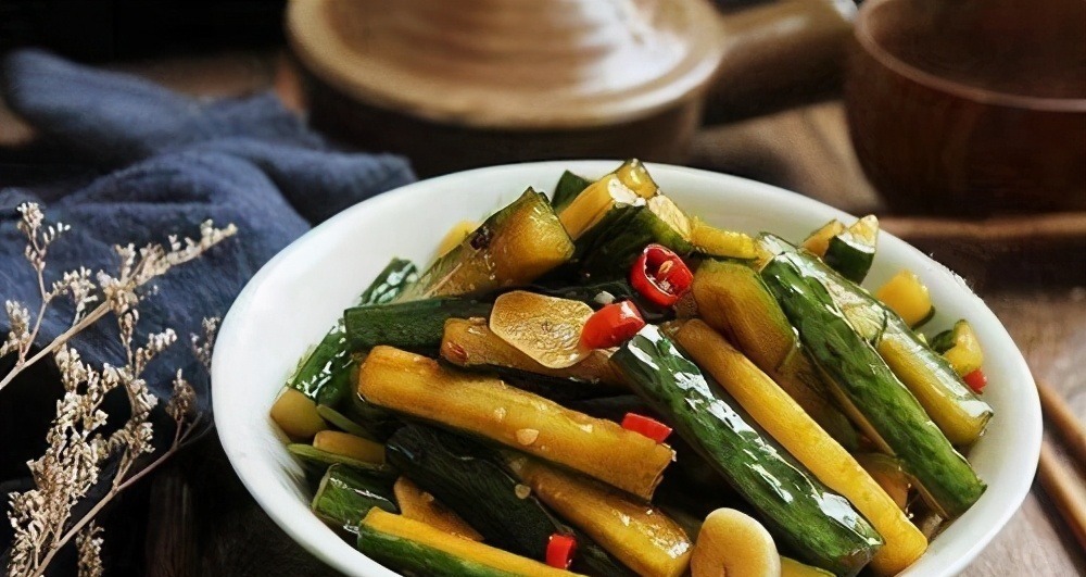 腌黄瓜，先放盐就错了，家里奶奶教我这样做，20斤黄瓜都不够吃