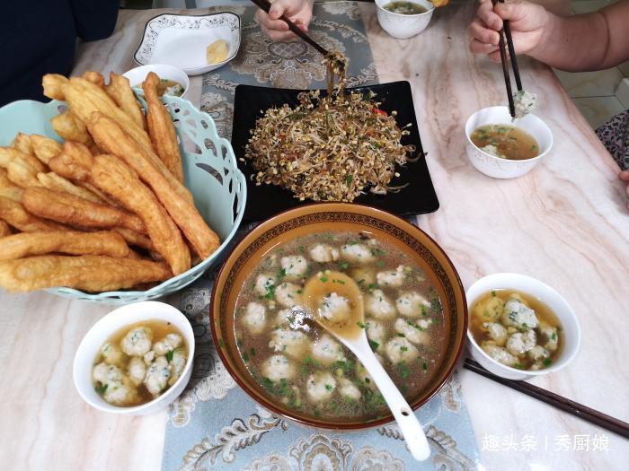 炸油条时,有人加鸡蛋,有人加泡打粉,其实都不对,教你正确做法