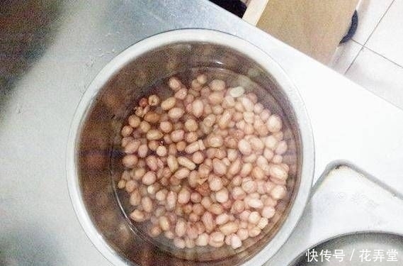 炸花生米,不可直接下锅,记住这3个窍门花生又香又脆,不返潮