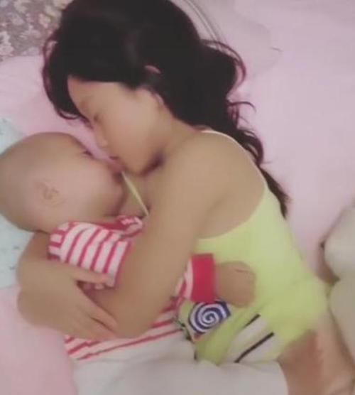 掀开|两姐妹搂在一起睡觉,妈妈掀开被子一看,被子下的场景太温馨