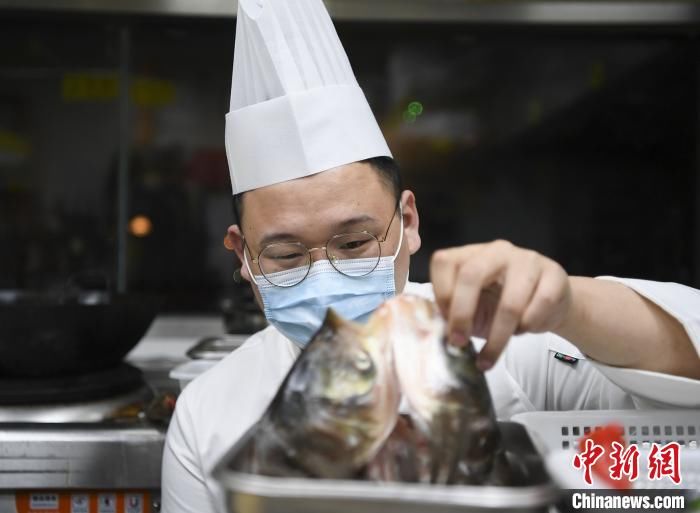  “90后”湘菜传承人挑战烹饪100道湘菜 推介“舌尖上的湖南”