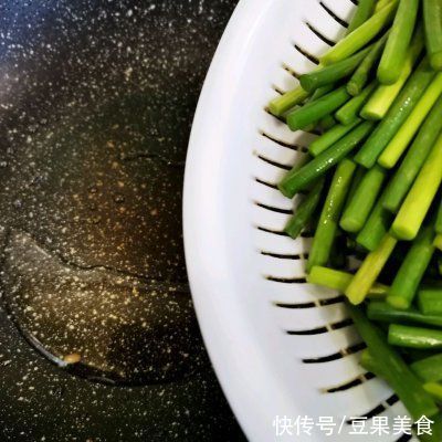  吃一次就让你忘不了的年夜饭菜单——蒜苔炒肉