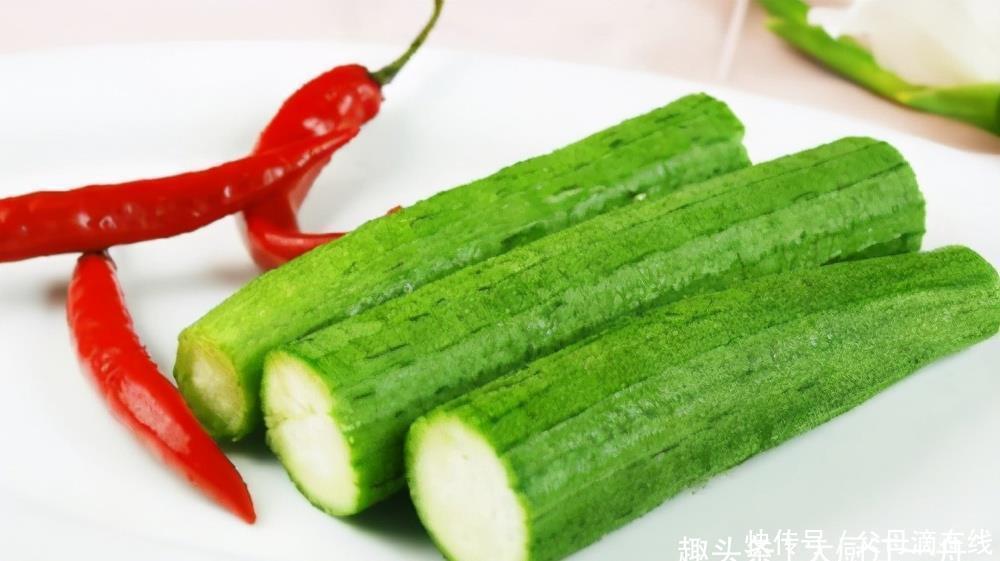 炒丝瓜时,最忌直接放油,教你饭店做法,丝瓜翠绿不出水不发黑