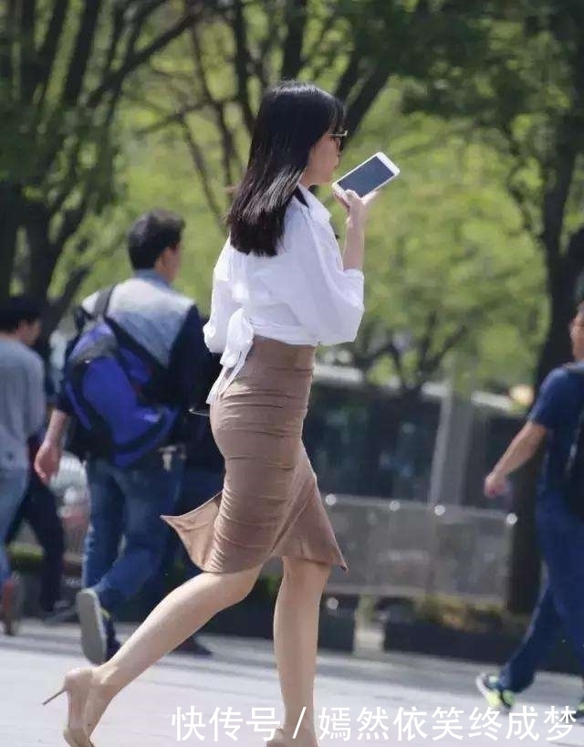 女人|街拍:20多岁的女白领穿包臀,白衬衫的女人自带气质!