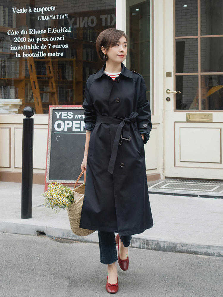 时髦 秋天,“风衣”怎么穿才洋气?配条纹衫和牛仔裤,高级时髦又优雅