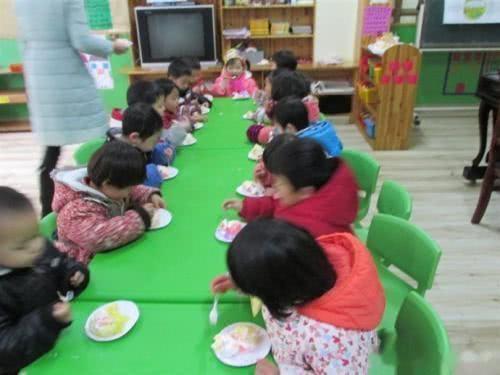 幼儿园|女儿幼儿园过生日，带的蛋糕却无一人吃，老师的解释让妈妈很惭愧