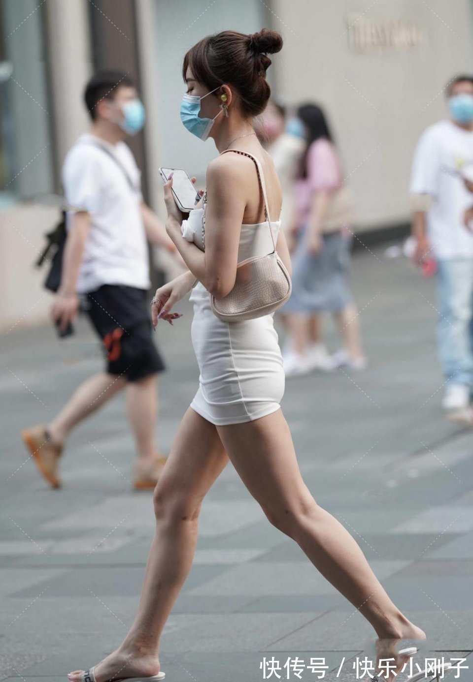 时分|这么可爱的小姐姐,取快递也要穿的漂漂亮亮的,一会一起吃个饭吧