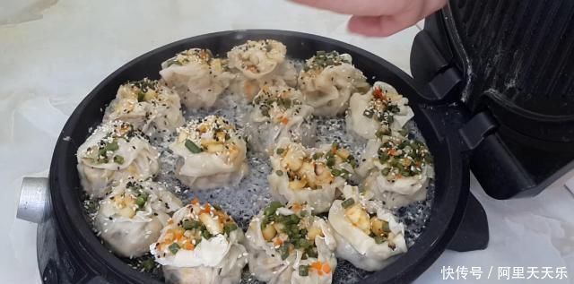 饺子皮|饺子皮别包饺子了，教你简单一做，比蒸饺包子好吃几十倍，太香了