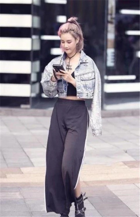 街拍:清雅可人的小姐,女人味儿十足,十分的有魅力