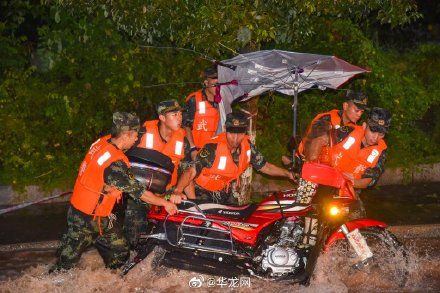 武警|重庆涪陵突发强降雨武警连夜转移数十名受灾群众