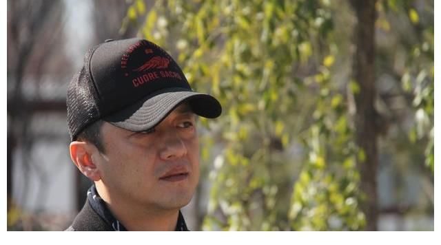 李子柒|李亞鵬模仿李子柒拍視頻，納布鞋、種蘿卜，網(wǎng)友質(zhì)疑挖走她的墻角