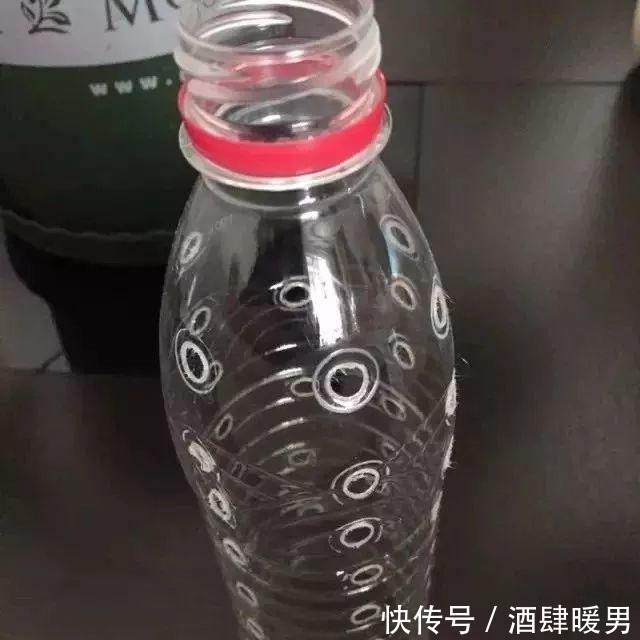 70岁的他，喜欢用“废品”养花种菜，月饼盒、泡沫箱都能用上！