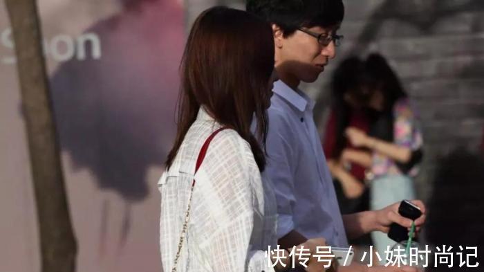 火辣 街拍:打扮很清新的性感成熟少妇,红色高跟鞋很亮眼,火辣的内心