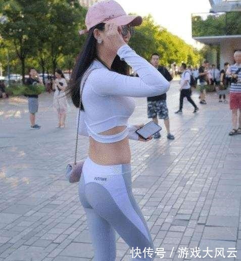 穿搭 光彩夺目的瑜伽裤穿搭尽显随性街头风,个性与气质并存,青春时尚!