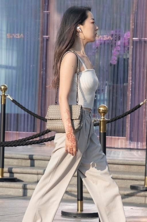 小姐姐 气质女神穿搭,黑长直配吊带背心,清纯又冷艳