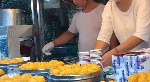 抢光|下岗夫妻街边卖“独特小吃”,路人围观却不买,尝过后瞬间被抢光