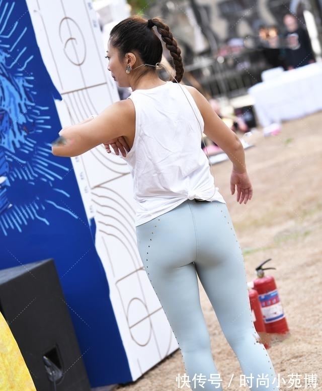 运动装|贴钻紧身瑜伽裤搭配宽松上衣。简约干净，清爽时尚