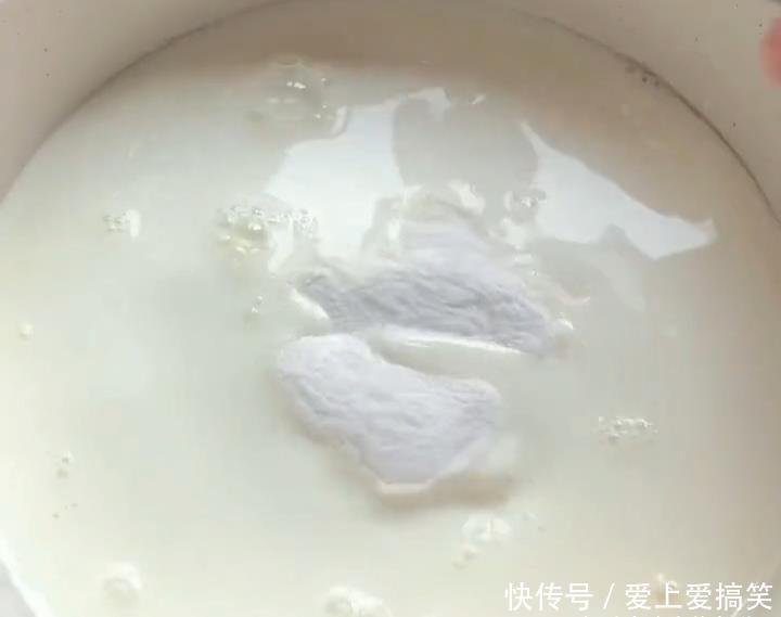 小朋友在家，用草莓，简单几步，轻松做成小吃，香甜爽口，人人爱