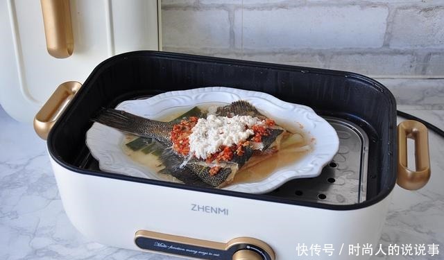 我家蒸鱼从不用料酒,两种食材放鱼上,蒸一蒸,味道又鲜又香