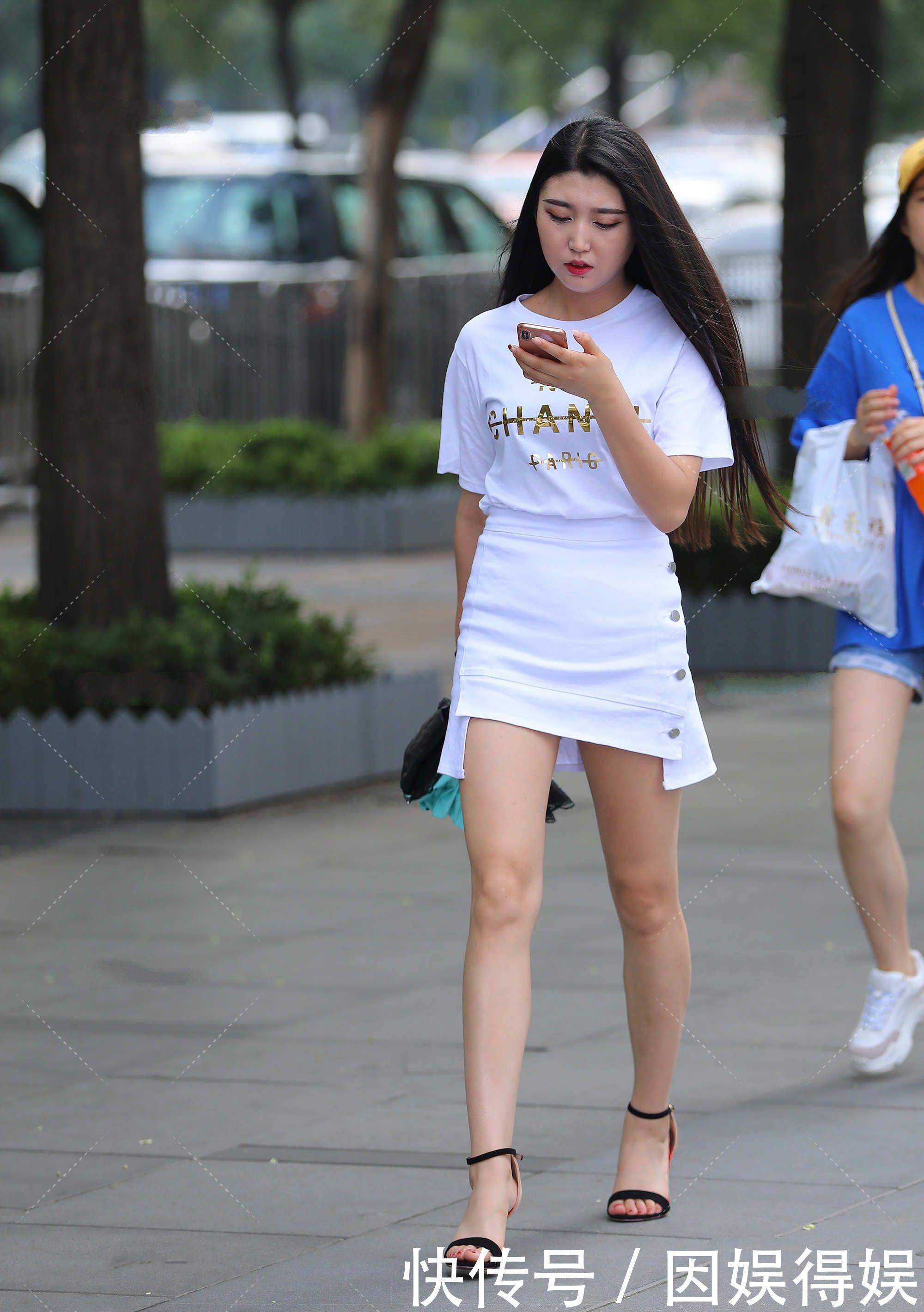 纯白色短袖融入鎏金图案，搭配一条白色裙子，清纯唯美