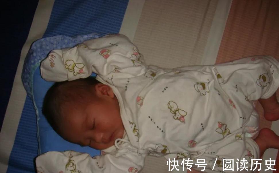 孩子|新生儿为什么偏爱投降式睡姿，需要纠正吗，很多家长做错了