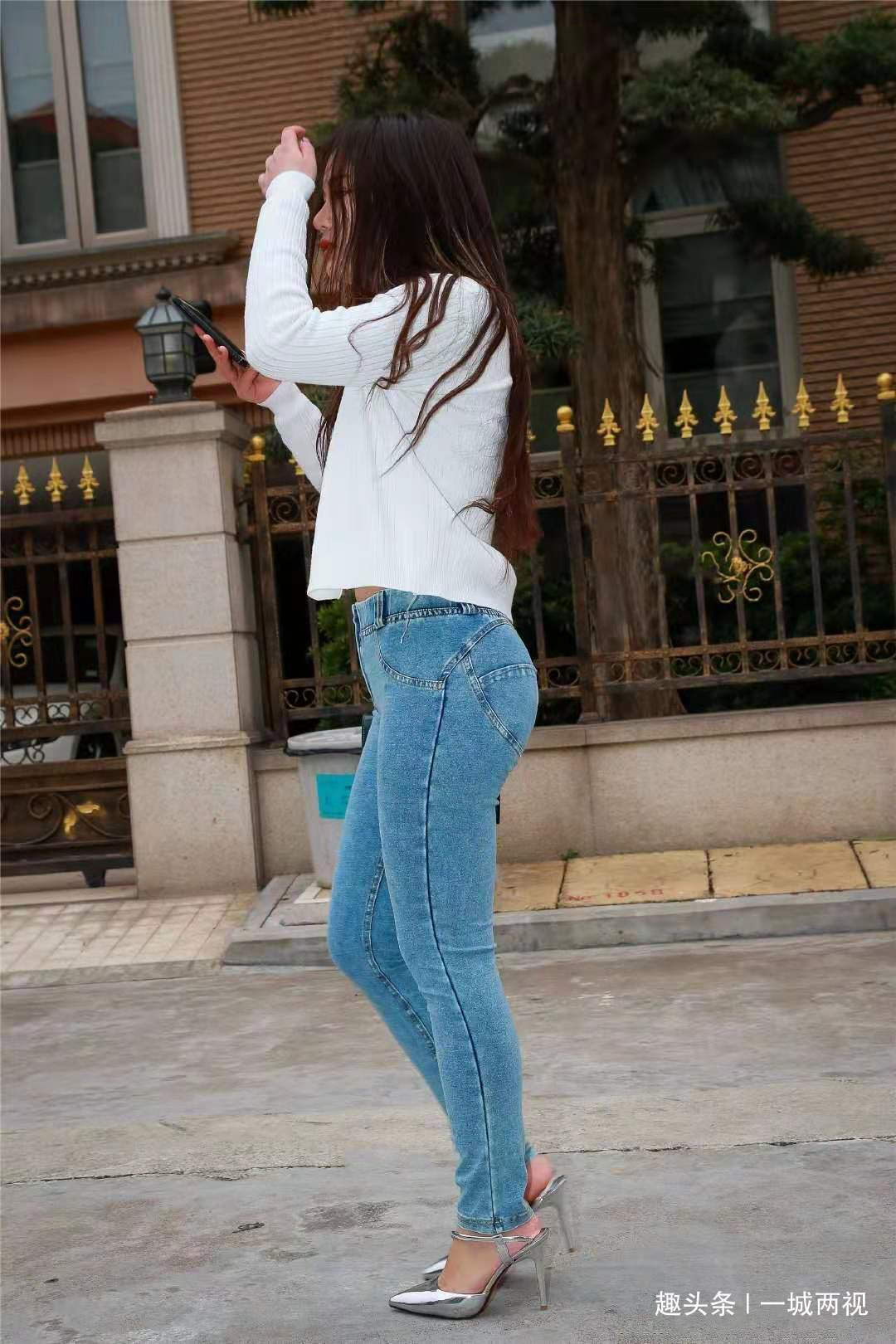 时尚 紧身牛仔裤是街头时尚的标志,它更代表着新一代的闲适格调!