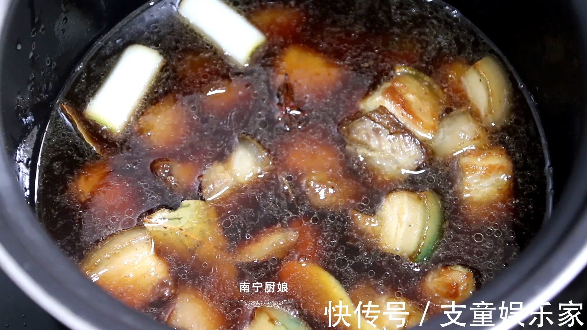 五花肉|做红烧肉时，焯水和直接炖都不对，大厨教你正确做法，软糯还不腻