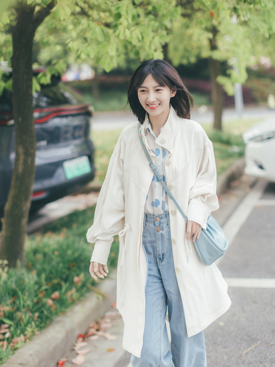 搭配|秋季通勤风怎么穿?白色长款大衣+牛仔裤,清新又时尚!