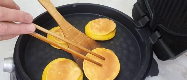 超香玉米饼|3勺玉米面，4个鸡蛋，教你简单一做，比蛋糕做法简单，比面包好吃