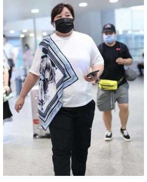 元氣滿滿|39歲賈玲胖出天際，脖子三層肉，長裙遮不住粗腿，擔心她的健康