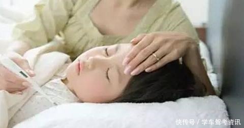 小李|趁宝宝睡着,妈妈抢时间吃饭,回头看到孩子表情时,宝妈湿了眼眶!