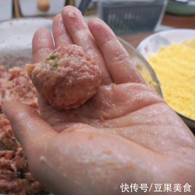 小米蒸肉丸鲜糯十足，寓意团团圆圆