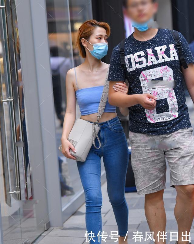 上衣|黑白圆领上衣搭配黑色高跟鞋，款式好看，凸显个人气质