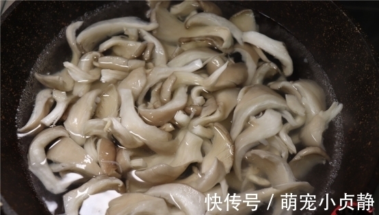 入味|炒蘑菇时,直接下锅炒就“毁”了,多加这一步,蘑菇鲜嫩更入味