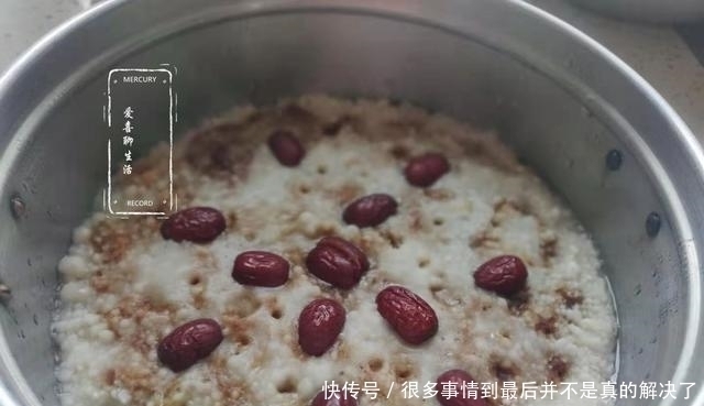 两勺糯米粉一把大红枣，做出夹心枣泥糕，香甜软糯，比面包还好吃