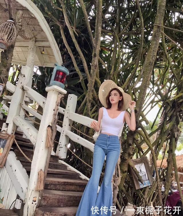 白背心 谁说“喇叭裤”没人穿搭配初恋白背心,显瘦又显高,复古还性感