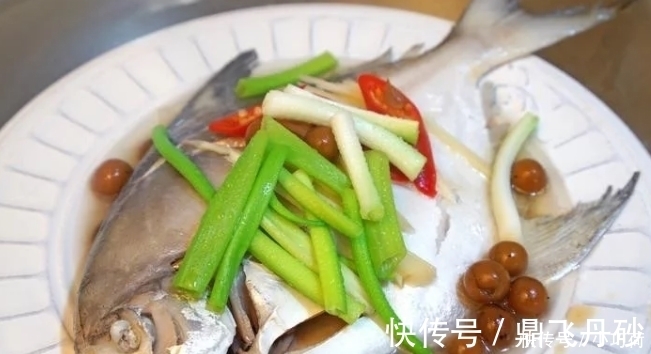 红烧鱼|老师傅:不管煎什么鱼,多加这一样“东西”,鱼皮酥香不破还入味
