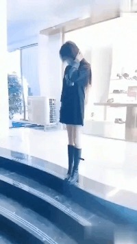 |搞笑GIF：当她转身的那一刻，我手里的板儿砖已经不淡定了。