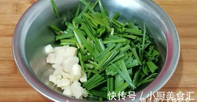 豆腐|家常菜韭菜烧豆腐，滑嫩鲜香又下饭，营养美味做法简单，老少皆宜