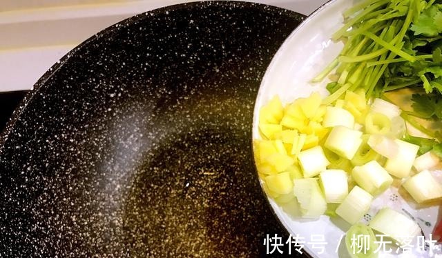 聚餐的时候吃什么下酒菜，鲜味辣炒蛏子，做法简单，香辣美味！