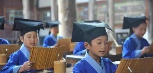 考官&9岁神童迟到,考官出上联讽刺神童,神童妙回,考官能成大器!