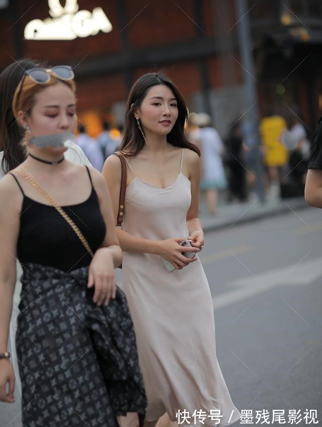 吊带 米白色吊带连衣裙搭配水晶高跟鞋，气质出众，青春靓丽！