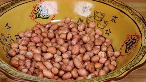 白糖|花生米里打2个鸡蛋，教你个神奇做法，没想到这么好吃，上桌扫光