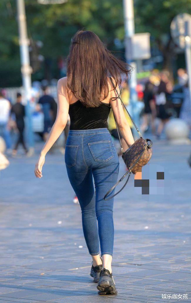 时尚街拍：牛仔裤小姐姐，优雅气质的同时又很甜美