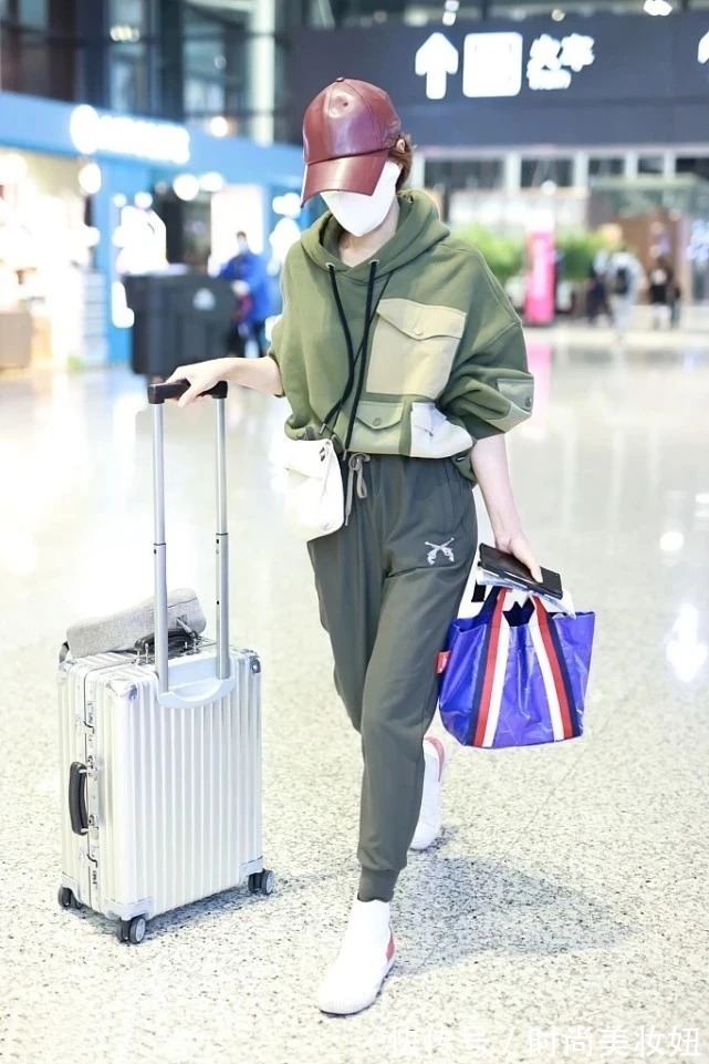 时尚|马伊琍单身后越来越会穿了,紫色卫衣配卫裤时尚减龄,哪像45岁